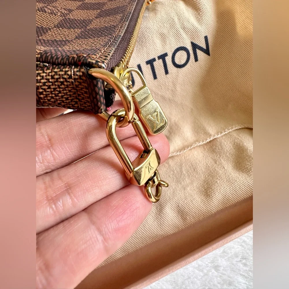 LOUIS VUITTON Damier Ebene Mini Pochette - Picture 5 of 9